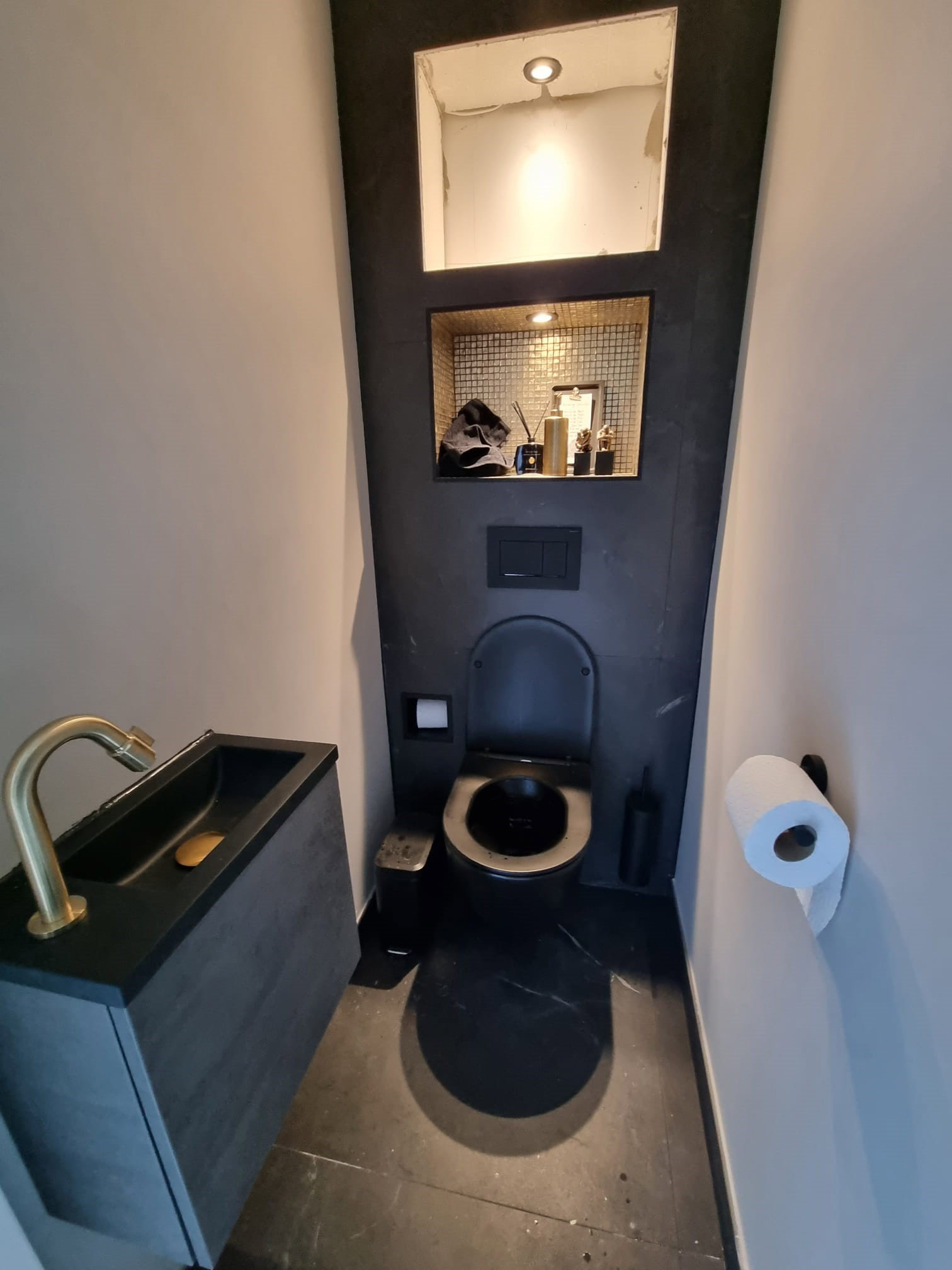 Modern toilet met microcement wanden en hangend closet